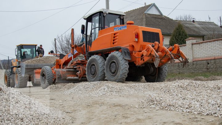 Drumuri bune 2: În oraşul Căuşeni au început lucrările de reparaţie capitală a străzilor (FOTOREPORT)