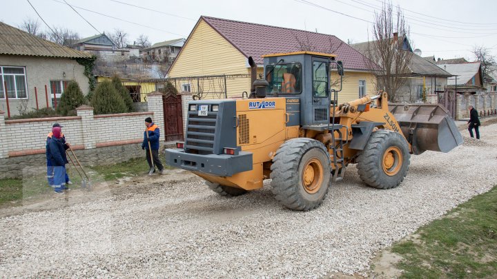 Drumuri bune 2: În oraşul Căuşeni au început lucrările de reparaţie capitală a străzilor (FOTOREPORT)