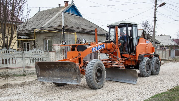 Drumuri bune 2: În oraşul Căuşeni au început lucrările de reparaţie capitală a străzilor (FOTOREPORT)