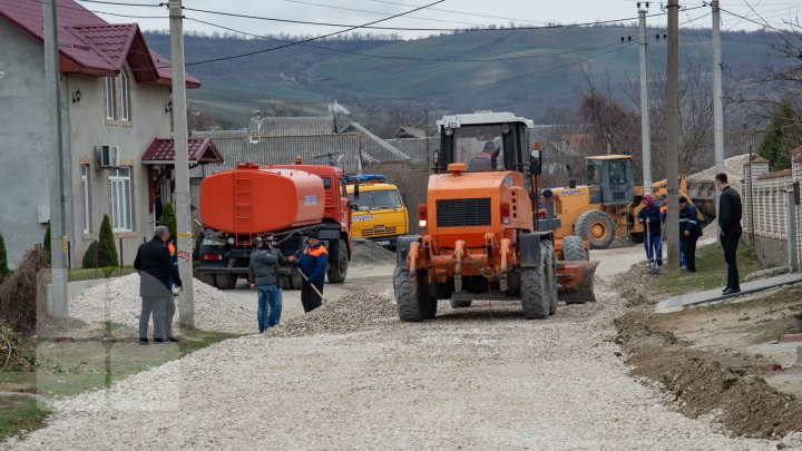 Drumuri bune 2: În oraşul Căuşeni au început lucrările de reparaţie capitală a străzilor (FOTOREPORT)