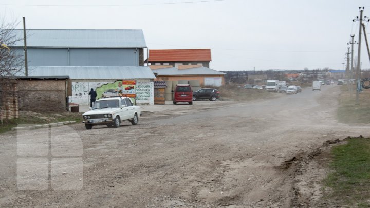 Drumuri bune 2: În oraşul Căuşeni au început lucrările de reparaţie capitală a străzilor (FOTOREPORT)