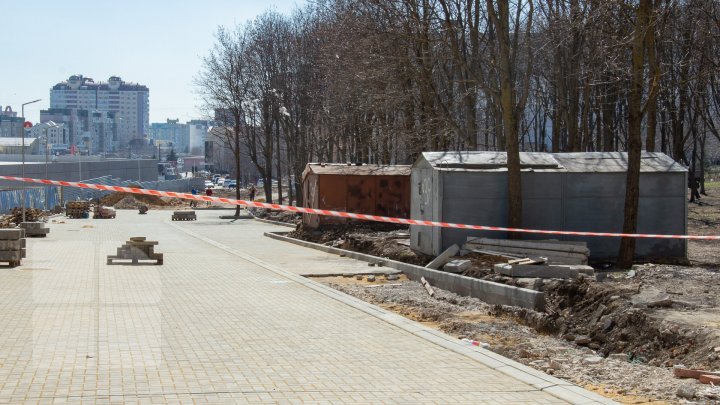 (FOTOREPORT) A început DEMOLAREA garajelor amplasate ilegal în sectorul Ciocana. Ce va fi amenajat în locul lor 