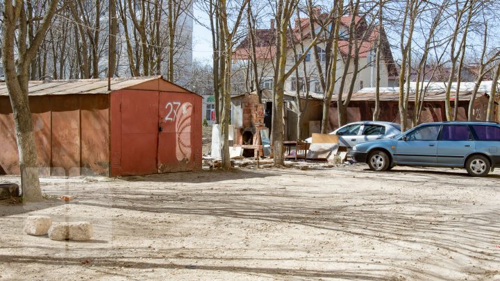 (FOTOREPORT) A început DEMOLAREA garajelor amplasate ilegal în sectorul Ciocana. Ce va fi amenajat în locul lor 