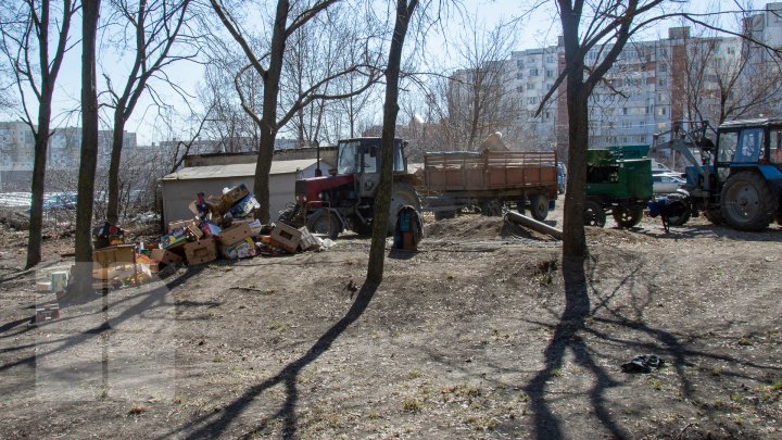 (FOTOREPORT) A început DEMOLAREA garajelor amplasate ilegal în sectorul Ciocana. Ce va fi amenajat în locul lor 