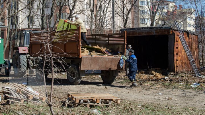 (FOTOREPORT) A început DEMOLAREA garajelor amplasate ilegal în sectorul Ciocana. Ce va fi amenajat în locul lor 