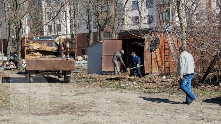 (FOTOREPORT) A început DEMOLAREA garajelor amplasate ilegal în sectorul Ciocana. Ce va fi amenajat în locul lor 