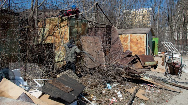 (FOTOREPORT) A început DEMOLAREA garajelor amplasate ilegal în sectorul Ciocana. Ce va fi amenajat în locul lor 