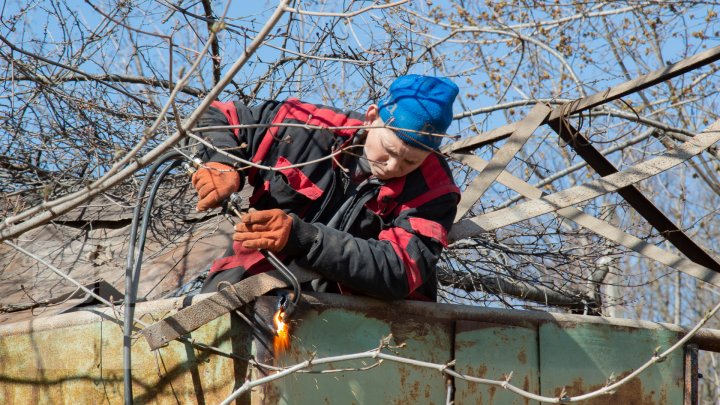 (FOTOREPORT) A început DEMOLAREA garajelor amplasate ilegal în sectorul Ciocana. Ce va fi amenajat în locul lor 