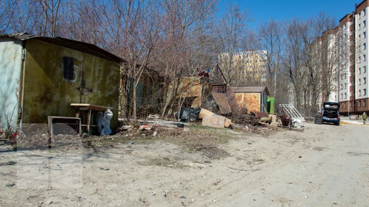 (FOTOREPORT) A început DEMOLAREA garajelor amplasate ilegal în sectorul Ciocana. Ce va fi amenajat în locul lor 