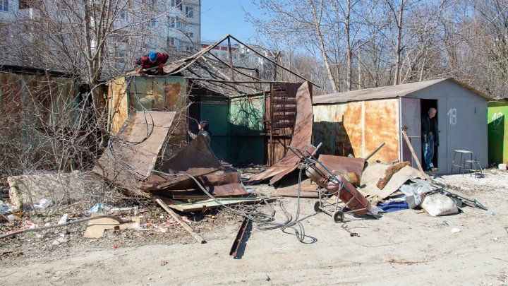 (FOTOREPORT) A început DEMOLAREA garajelor amplasate ilegal în sectorul Ciocana. Ce va fi amenajat în locul lor 