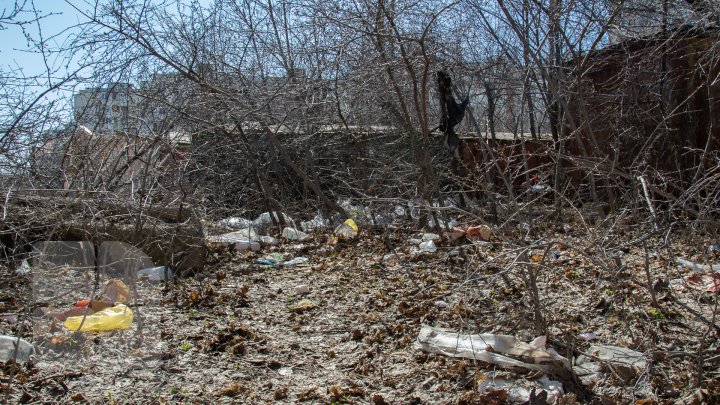 (FOTOREPORT) A început DEMOLAREA garajelor amplasate ilegal în sectorul Ciocana. Ce va fi amenajat în locul lor 