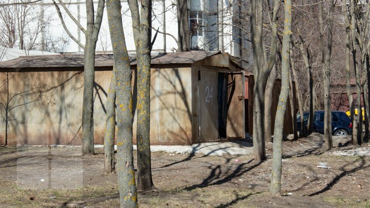 (FOTOREPORT) A început DEMOLAREA garajelor amplasate ilegal în sectorul Ciocana. Ce va fi amenajat în locul lor 