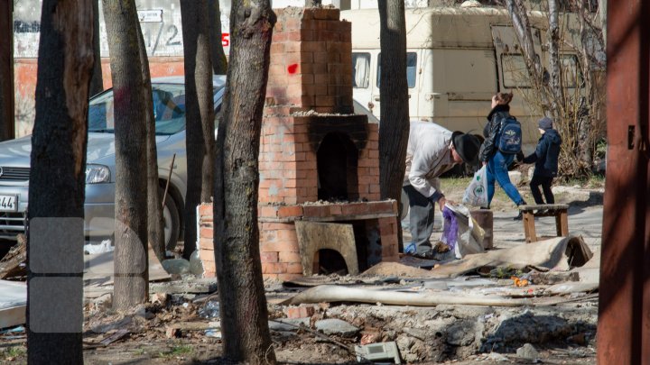 (FOTOREPORT) A început DEMOLAREA garajelor amplasate ilegal în sectorul Ciocana. Ce va fi amenajat în locul lor 