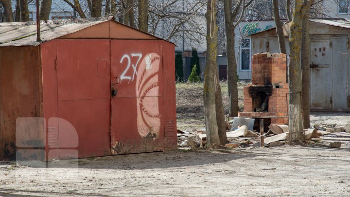 (FOTOREPORT) A început DEMOLAREA garajelor amplasate ilegal în sectorul Ciocana. Ce va fi amenajat în locul lor 