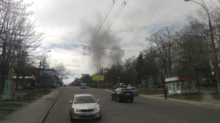 Incendiu puternic: FUM DENS şi NEGRU în apropiere de orăşelul Codru (VIDEO/FOTO)