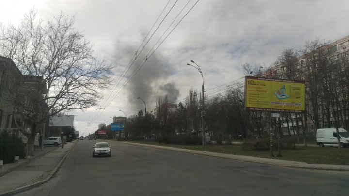 Incendiu puternic: FUM DENS şi NEGRU în apropiere de orăşelul Codru (VIDEO/FOTO)