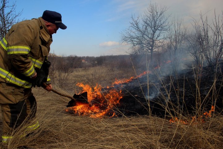 Moldova, cuprinsă de FLĂCĂRI! Peste 1.102 hectare de vegetaţie au ars timp de 24 de ore