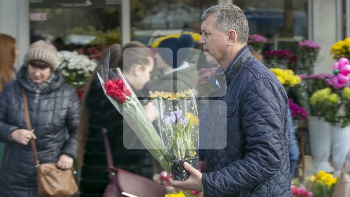 FORFOTĂ MARE în piețele din Capitală. Bărbații au ținut să-și surprindă femeile cu flori (FOTOREPORT)