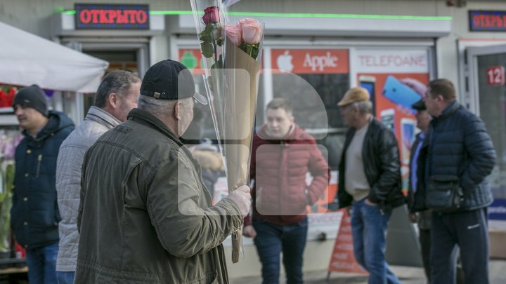 FORFOTĂ MARE în piețele din Capitală. Bărbații au ținut să-și surprindă femeile cu flori (FOTOREPORT)