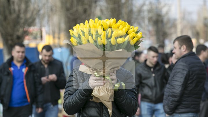 FORFOTĂ MARE în piețele din Capitală. Bărbații au ținut să-și surprindă femeile cu flori (FOTOREPORT)