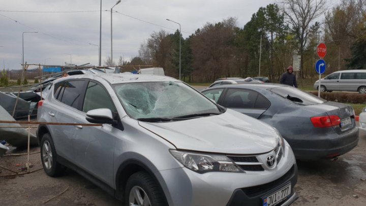 VÂNTUL provoacă PAGUBE în Capitală. Acoperișul unei benzinării a fost smuls, iar mai multe mașini au fost avariate (FOTO)