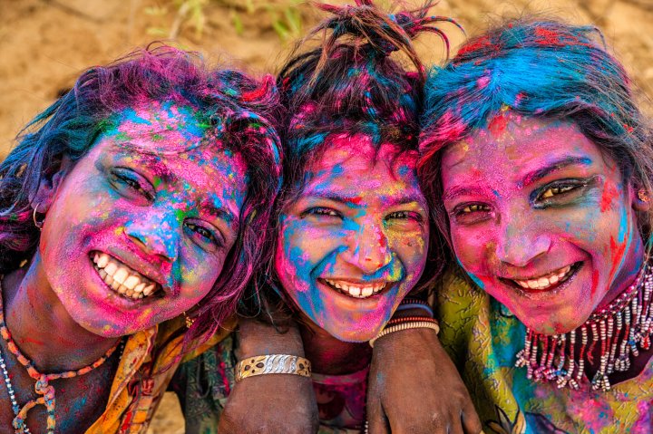 Festival scăldat în culori. Hinduşii din India s-au rugat pentru pace şi linişte (FOTO)