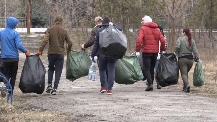 Trashtag Challenge în Moldova. Echipa Canal 2 Nisporeni, printre primii susținători din țara noastră