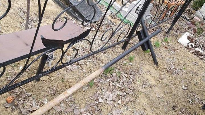 VANDALISM într-un cimitir din STRĂŞENI. Mai multe morminte au fost distruse