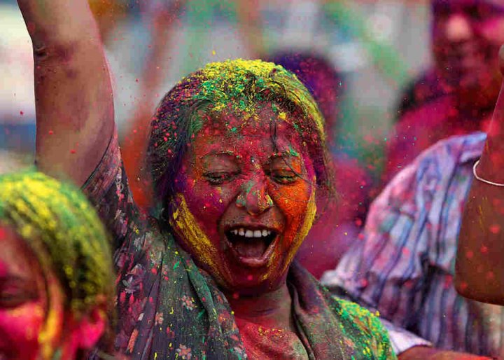 Festival scăldat în culori. Hinduşii din India s-au rugat pentru pace şi linişte (FOTO)