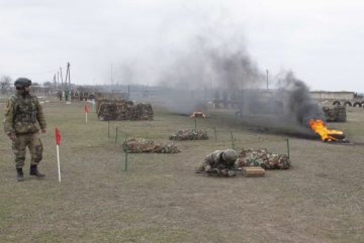 Aplicaţii provocatoare în Transnistria. Militarii în rezervă au participat la antrenamente de utilizarea armelor, minelor şi BLINDATELOR