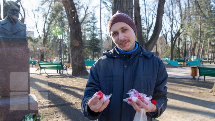 Mărţişoare confecţionate manual de angajaţii Muzeului Naţional de Etnografie, în dar pentru oamenii care s-au plimbat prin parcul central al Capitalei (FOTOREPORT)