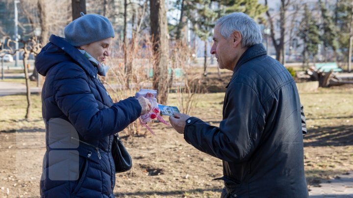 Mărţişoare confecţionate manual de angajaţii Muzeului Naţional de Etnografie, în dar pentru oamenii care s-au plimbat prin parcul central al Capitalei (FOTOREPORT)