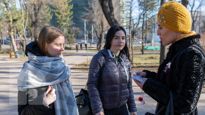 Mărţişoare confecţionate manual de angajaţii Muzeului Naţional de Etnografie, în dar pentru oamenii care s-au plimbat prin parcul central al Capitalei (FOTOREPORT)