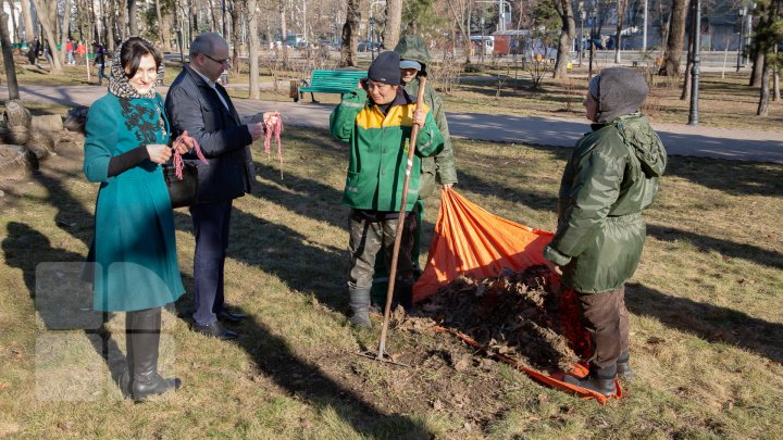 Mărţişoare confecţionate manual de angajaţii Muzeului Naţional de Etnografie, în dar pentru oamenii care s-au plimbat prin parcul central al Capitalei (FOTOREPORT)