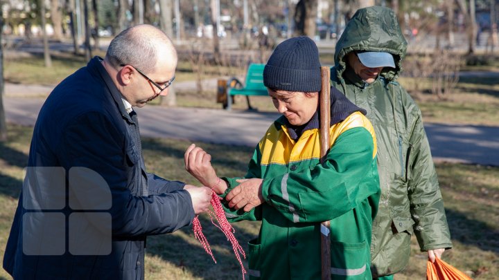 Mărţişoare confecţionate manual de angajaţii Muzeului Naţional de Etnografie, în dar pentru oamenii care s-au plimbat prin parcul central al Capitalei (FOTOREPORT)