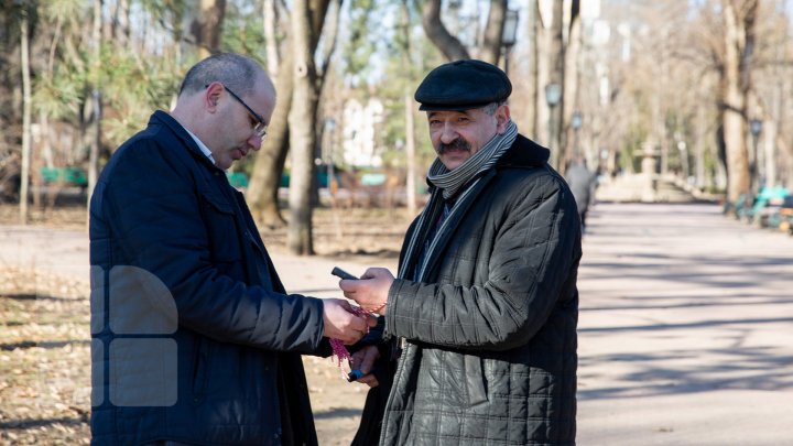 Mărţişoare confecţionate manual de angajaţii Muzeului Naţional de Etnografie, în dar pentru oamenii care s-au plimbat prin parcul central al Capitalei (FOTOREPORT)