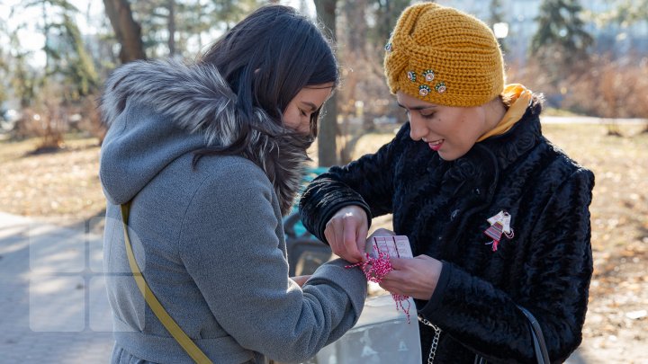 Mărţişoare confecţionate manual de angajaţii Muzeului Naţional de Etnografie, în dar pentru oamenii care s-au plimbat prin parcul central al Capitalei (FOTOREPORT)