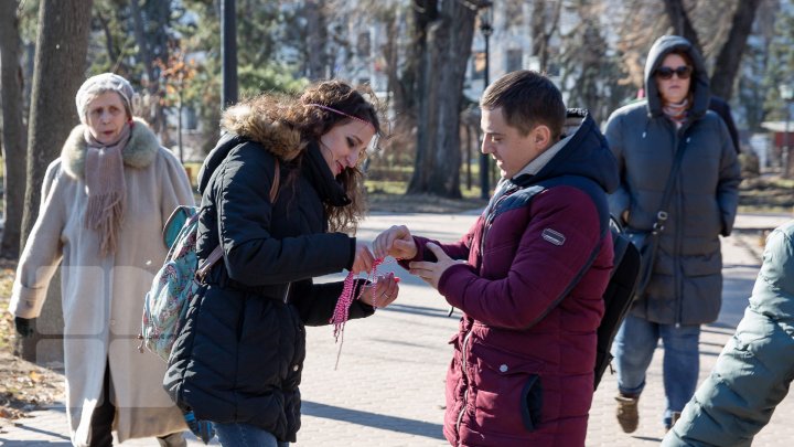 Mărţişoare confecţionate manual de angajaţii Muzeului Naţional de Etnografie, în dar pentru oamenii care s-au plimbat prin parcul central al Capitalei (FOTOREPORT)