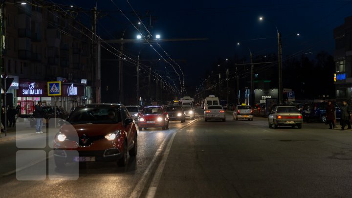 Mai multă lumină în Capitală. Pe strada Kiev au fost instalate 120 de becuri LED (FOTOREPORT)