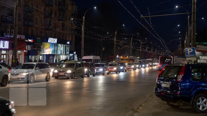 Mai multă lumină în Capitală. Pe strada Kiev au fost instalate 120 de becuri LED (FOTOREPORT)