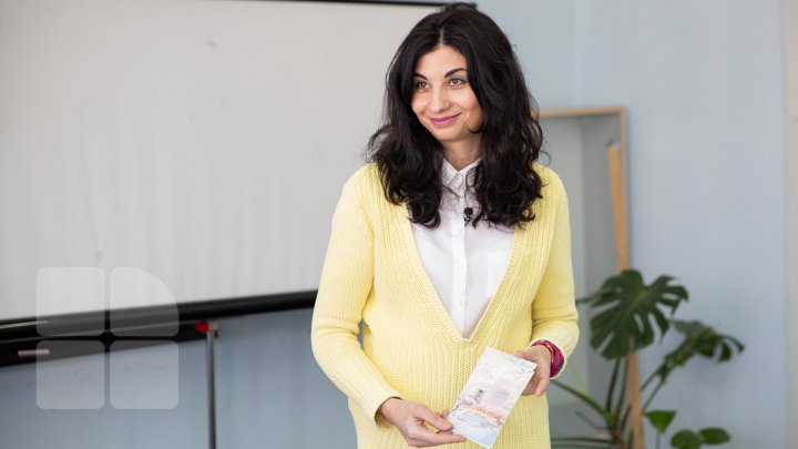 COLECŢIE IMPRESIONANTĂ. O profesoară de la USM a adunat peste 5.000 de timbre din diverse ţări ale lumii (FOTOREPORT)