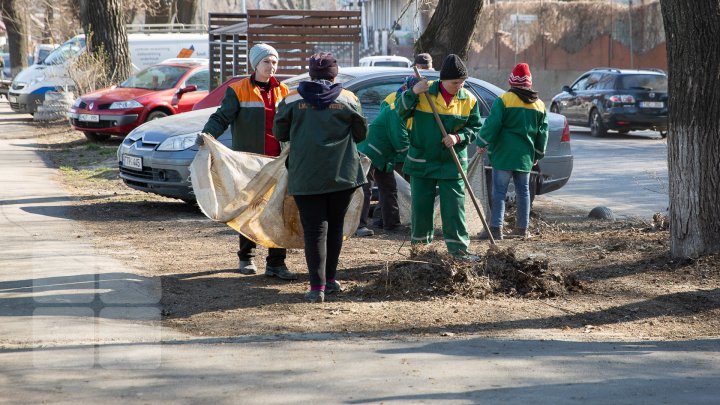 Curăţenia de primăvară, în toi. Oamenii, îndemnaţi să participe la acţiune  pentru a scăpa Chişinăul de mizerie (FOTOREPORT)