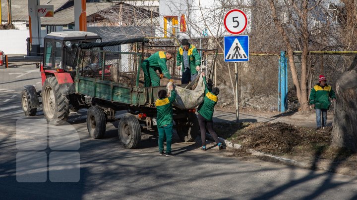 Curăţenia de primăvară, în toi. Oamenii, îndemnaţi să participe la acţiune  pentru a scăpa Chişinăul de mizerie (FOTOREPORT)