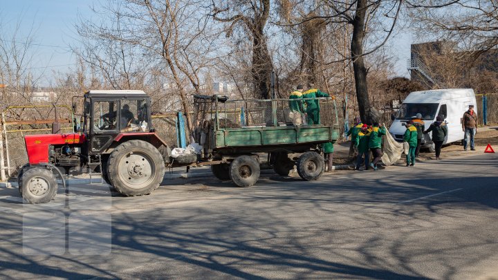 Curăţenia de primăvară, în toi. Oamenii, îndemnaţi să participe la acţiune  pentru a scăpa Chişinăul de mizerie (FOTOREPORT)