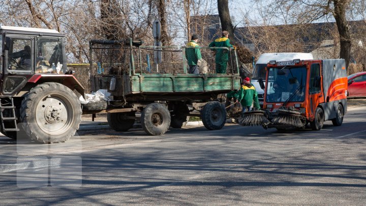 Curăţenia de primăvară, în toi. Oamenii, îndemnaţi să participe la acţiune  pentru a scăpa Chişinăul de mizerie (FOTOREPORT)