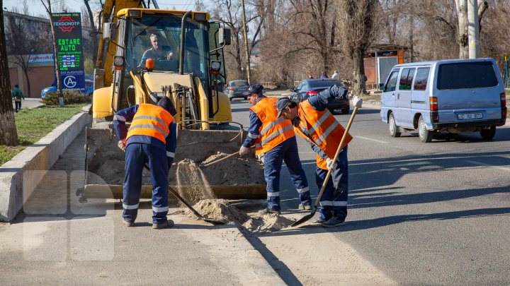 Curăţenia de primăvară, în toi. Oamenii, îndemnaţi să participe la acţiune  pentru a scăpa Chişinăul de mizerie (FOTOREPORT)