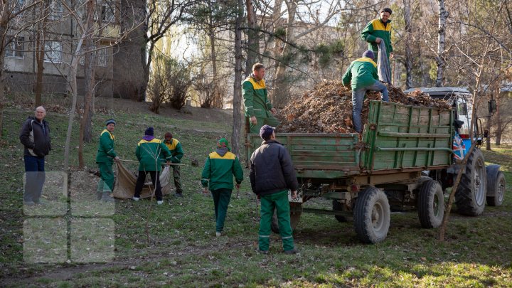 Curăţenia de primăvară, în toi. Oamenii, îndemnaţi să participe la acţiune  pentru a scăpa Chişinăul de mizerie (FOTOREPORT)