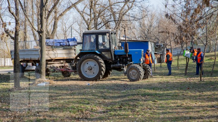 Curăţenia de primăvară, în toi. Oamenii, îndemnaţi să participe la acţiune  pentru a scăpa Chişinăul de mizerie (FOTOREPORT)