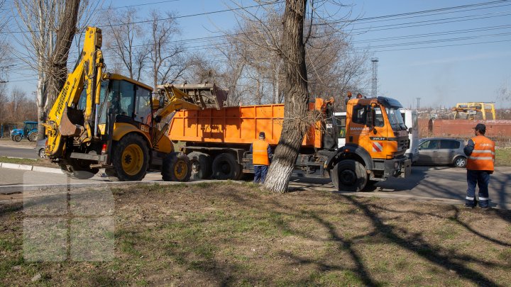 Curăţenia de primăvară, în toi. Oamenii, îndemnaţi să participe la acţiune  pentru a scăpa Chişinăul de mizerie (FOTOREPORT)