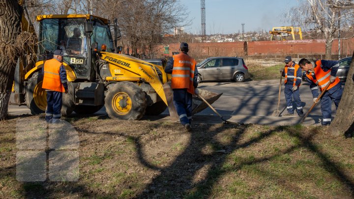 Curăţenia de primăvară, în toi. Oamenii, îndemnaţi să participe la acţiune  pentru a scăpa Chişinăul de mizerie (FOTOREPORT)